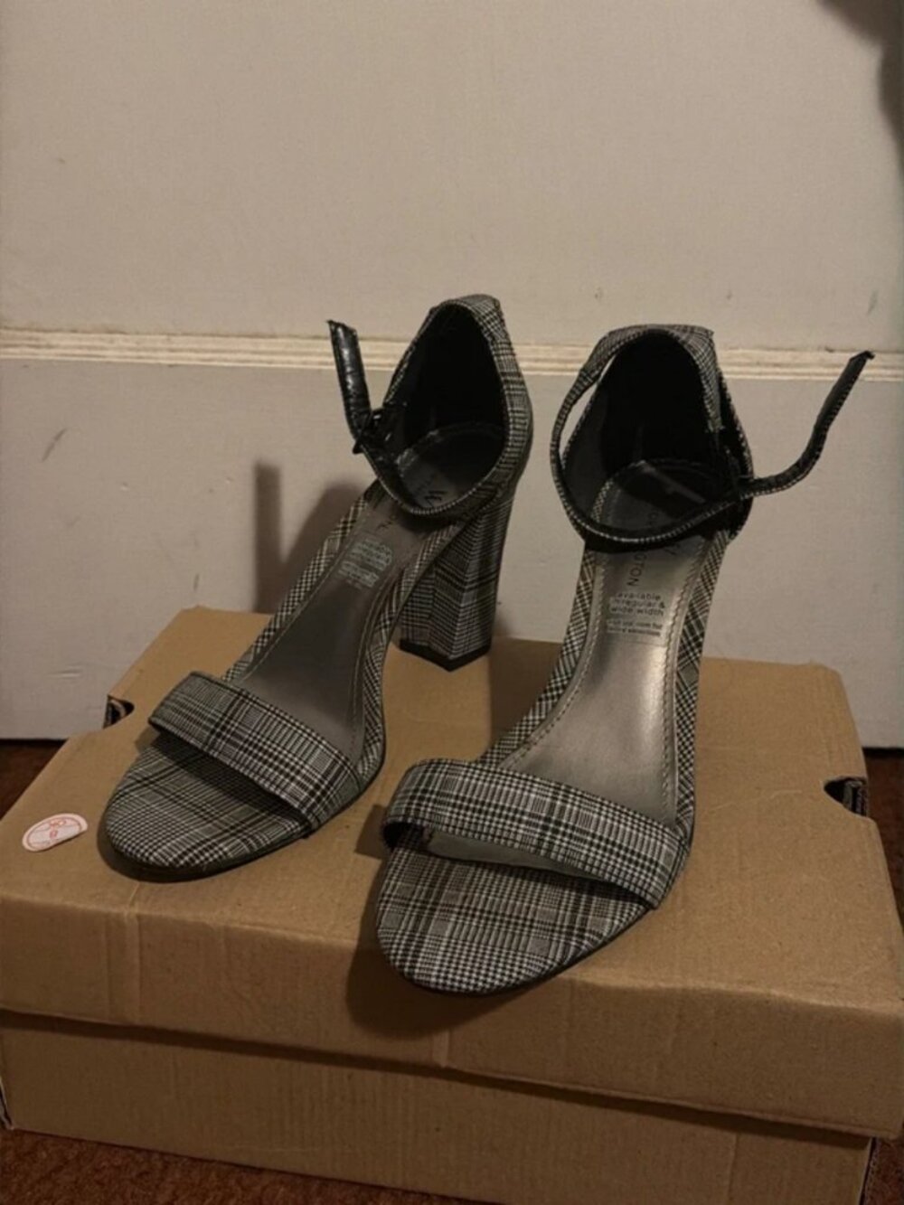 High Heel Sandals - Picture 2 of 3